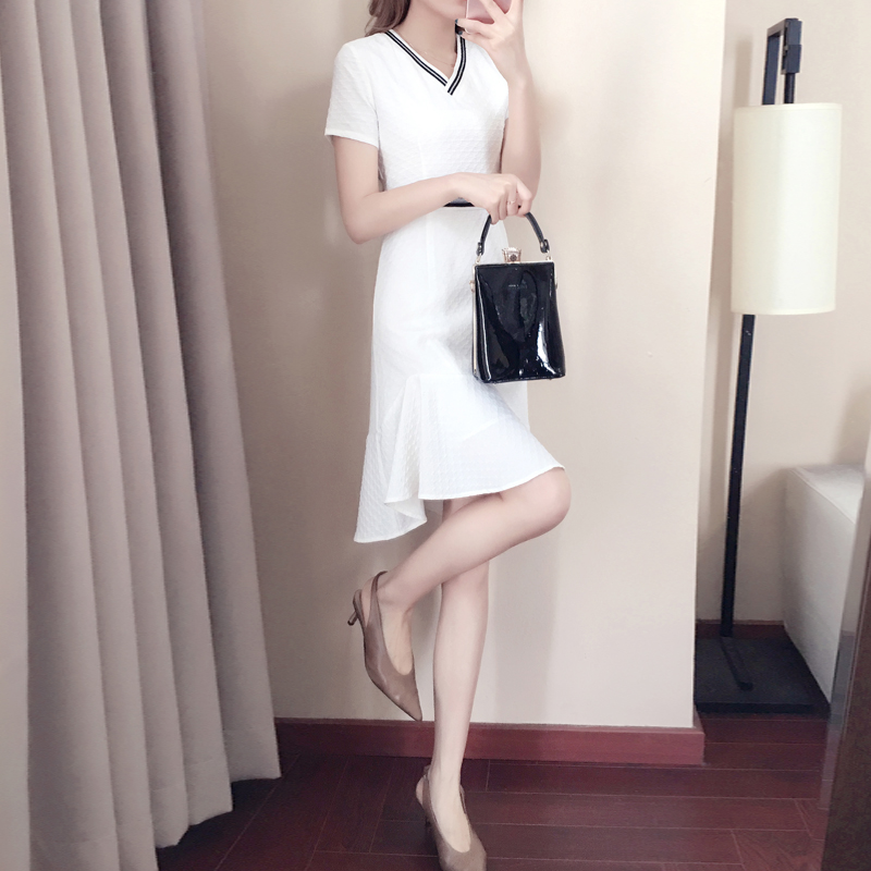 白色连衣裙女夏2019新款V领鱼尾裙中长款短袖修身显瘦冷淡风裙子